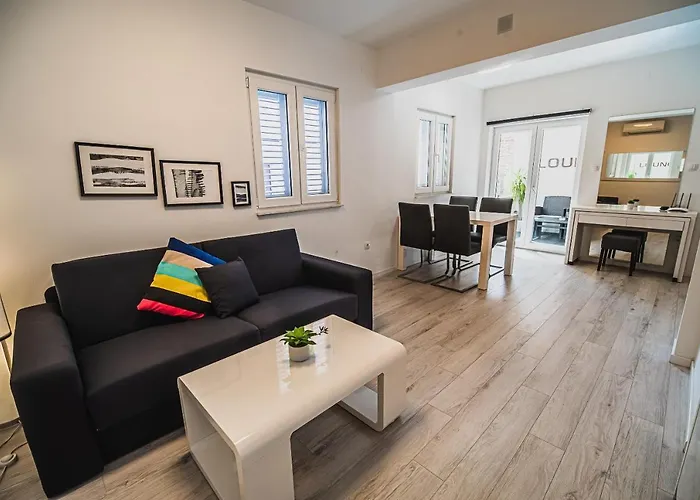 Downtown Park Apartments With Balcony